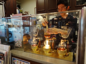 珈琲問屋横浜本店 喫茶スペースではサイフォンコーヒーが楽しめる
