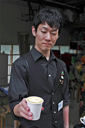 ▲胸のバッヂがJ.C.Q.A.コーヒーインストラクター2級の証。実はこの検定、三喜屋珈琲の社長が立ち上げに関わったという。